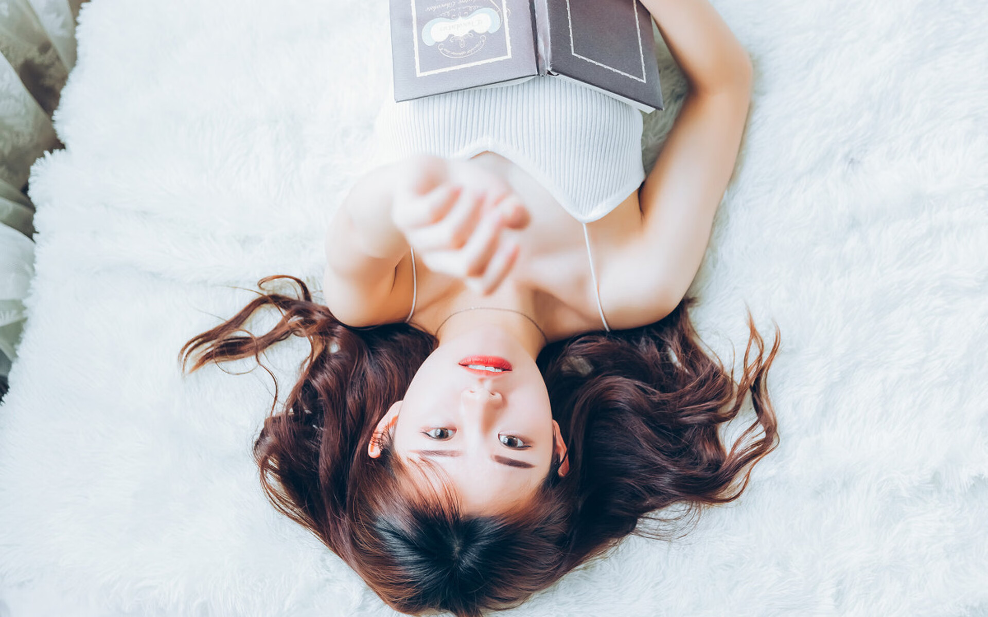 《英雄联盟跨洲赛场,巅峰对决火花四溅》