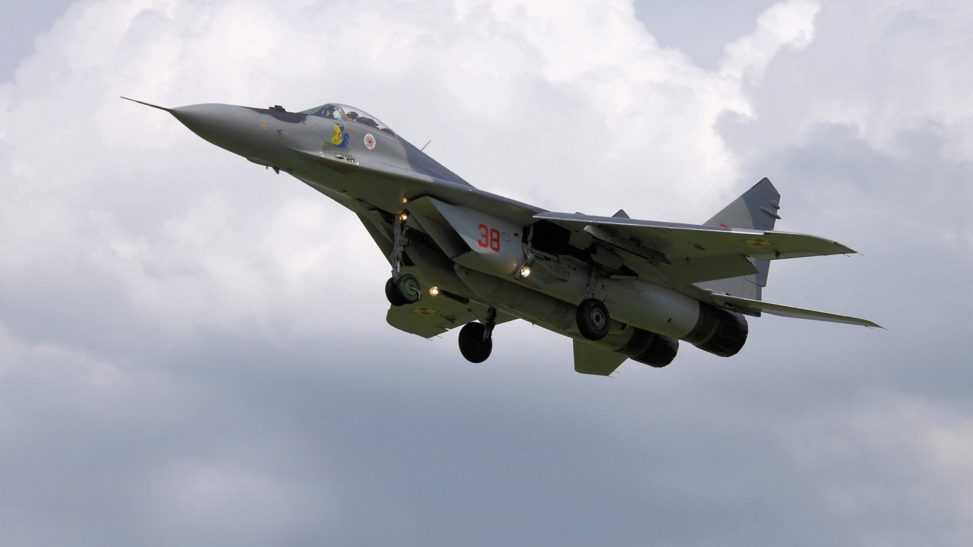 亮点不断:库里在与火箭的比赛中投中了多个“秀远距离”三分瞬间,成为焦点!