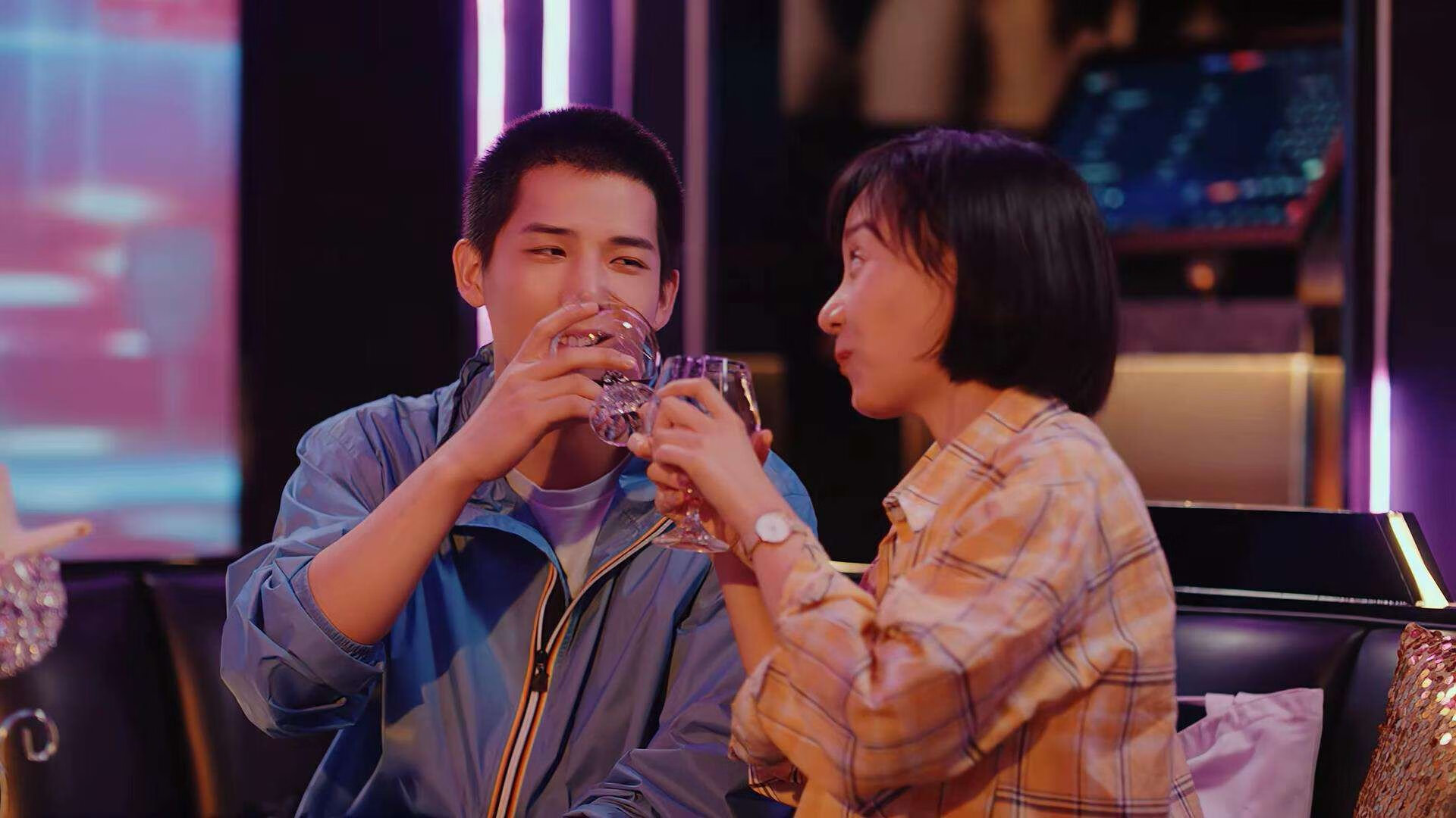 开云官网APP下载-海底潜水救援表演，演练救援技能展团队实力，海底潜水员视频