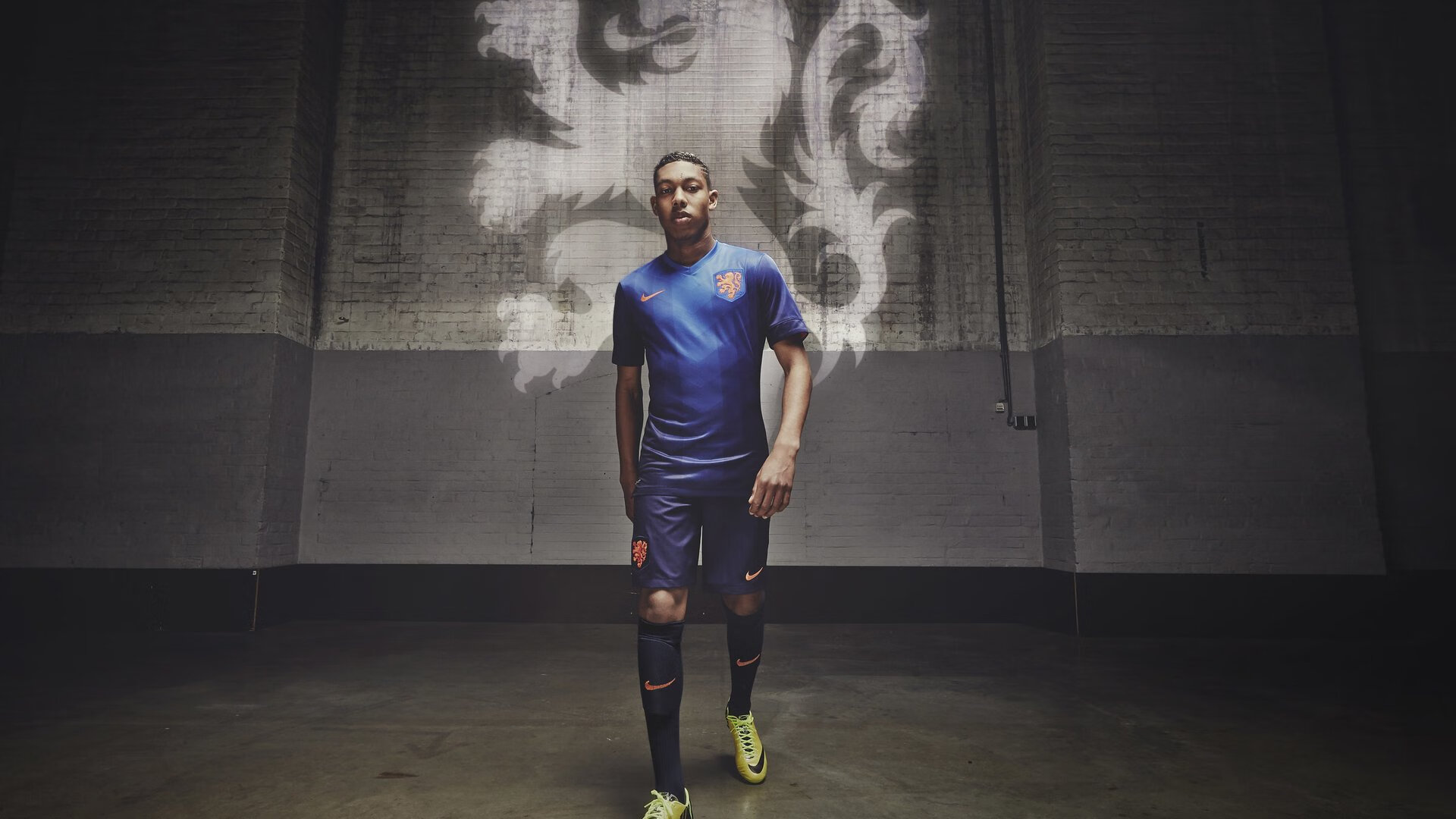 上海上港前锋受伤,对球队目标形成威胁,上海上港队队员